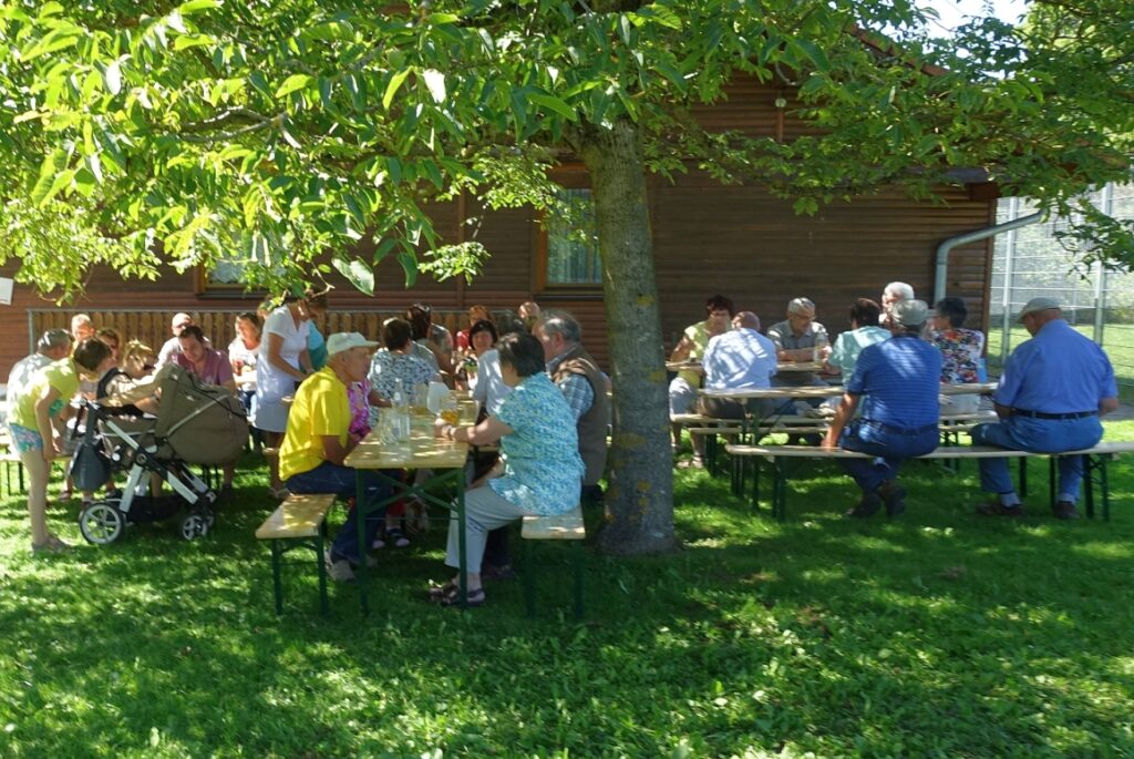 Menschen unter dem Nussbaum